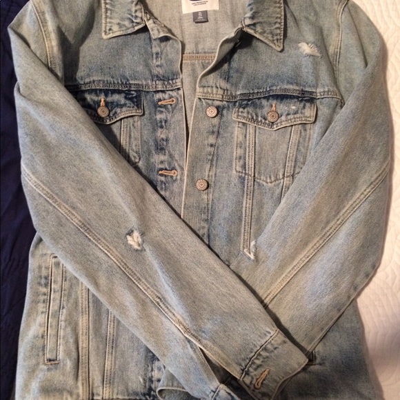 Old Navy Distressed Jean Jacket - Picture 2 of 3